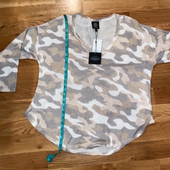 NWT Bobeau Brushed V-Neck Top in Camo - Picture 7 of 7